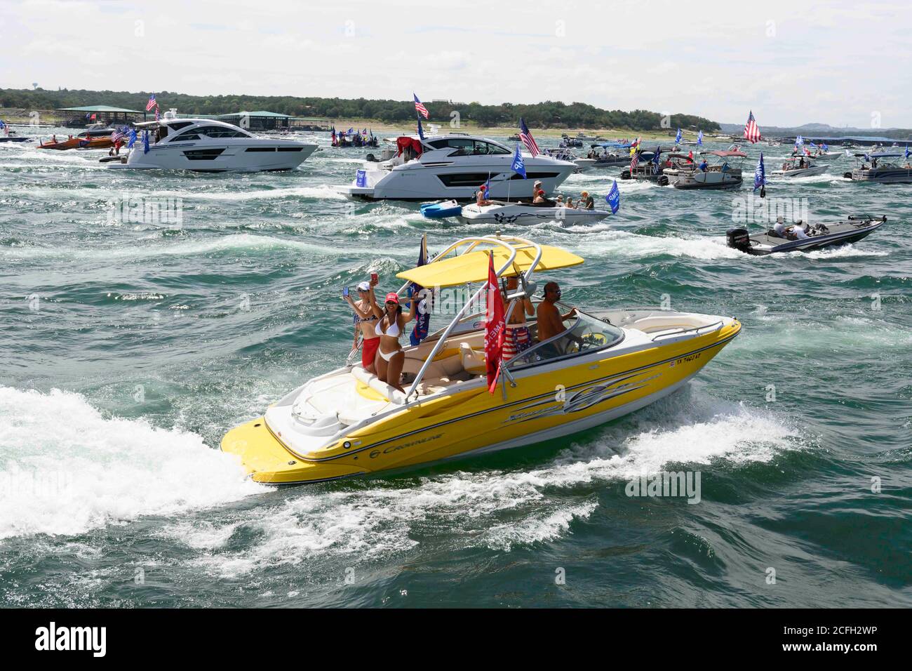 Lakeway, Texas, Stati Uniti. 5 Settembre 2020. Barche battenti bandiere in onore del presidente Donald Trump Crowd Lake Travis durante una sfilata di barche Sabato che ha attratto centinaia di imbarcazioni di tutte le dimensioni. Diverse barche sono sgomeggiate negli enormi wake di centinaia di barche. Credit: Bob Daemmrich/ZUMA Wire/Alamy Live News Foto Stock