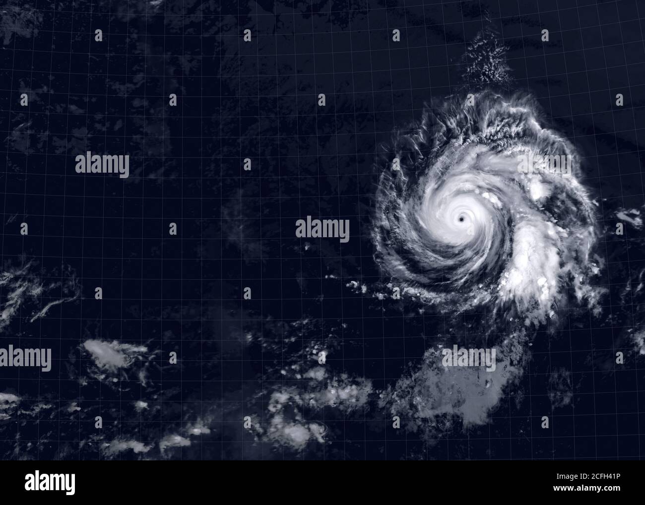 Tempesta sul mare per sfondo, vista dell'uragano tropicale occhio dallo spazio. Tifone oceanico sulla foto satellitare della Terra. Concetto di tempo, disastro e. Foto Stock