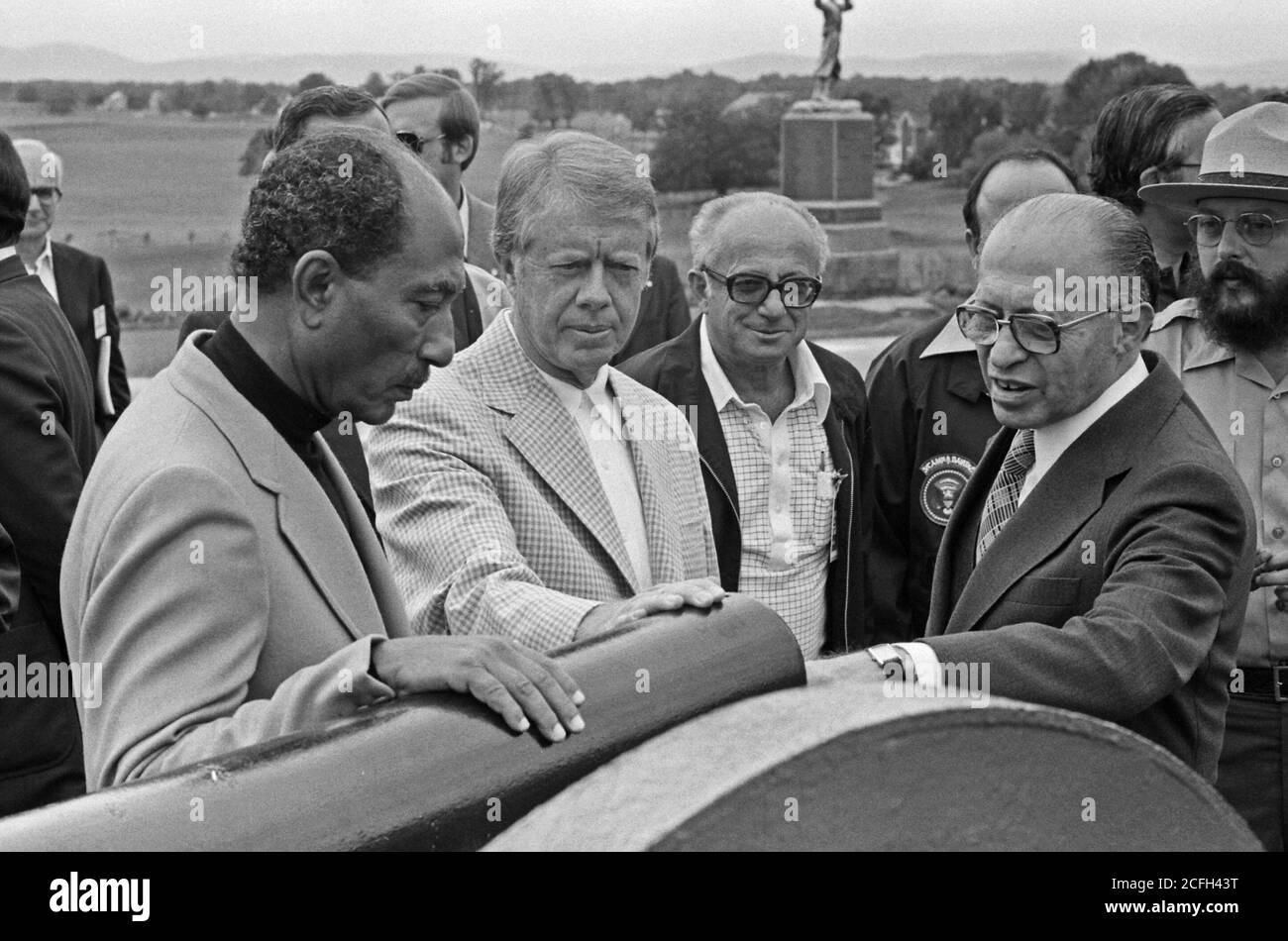 Anwar Sadat Jimmy carter e Menahem iniziano a esaminare un canone durante un viaggio al Gettysburg National Military Park. CA. 10 settembre 1978 Foto Stock