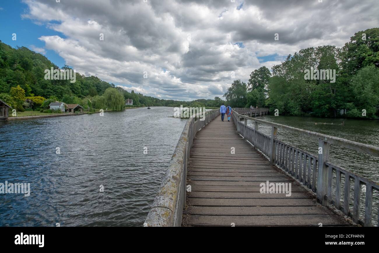 Lungo il fiume a Henley sul Tamigi Foto Stock