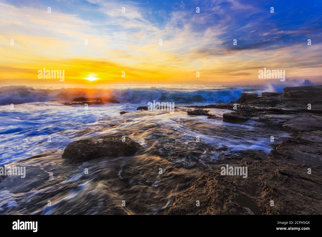 Forti maree alla spiaggia di Turimetta delle spiagge del Nord a Sydney, Australia, all'alba. Foto Stock