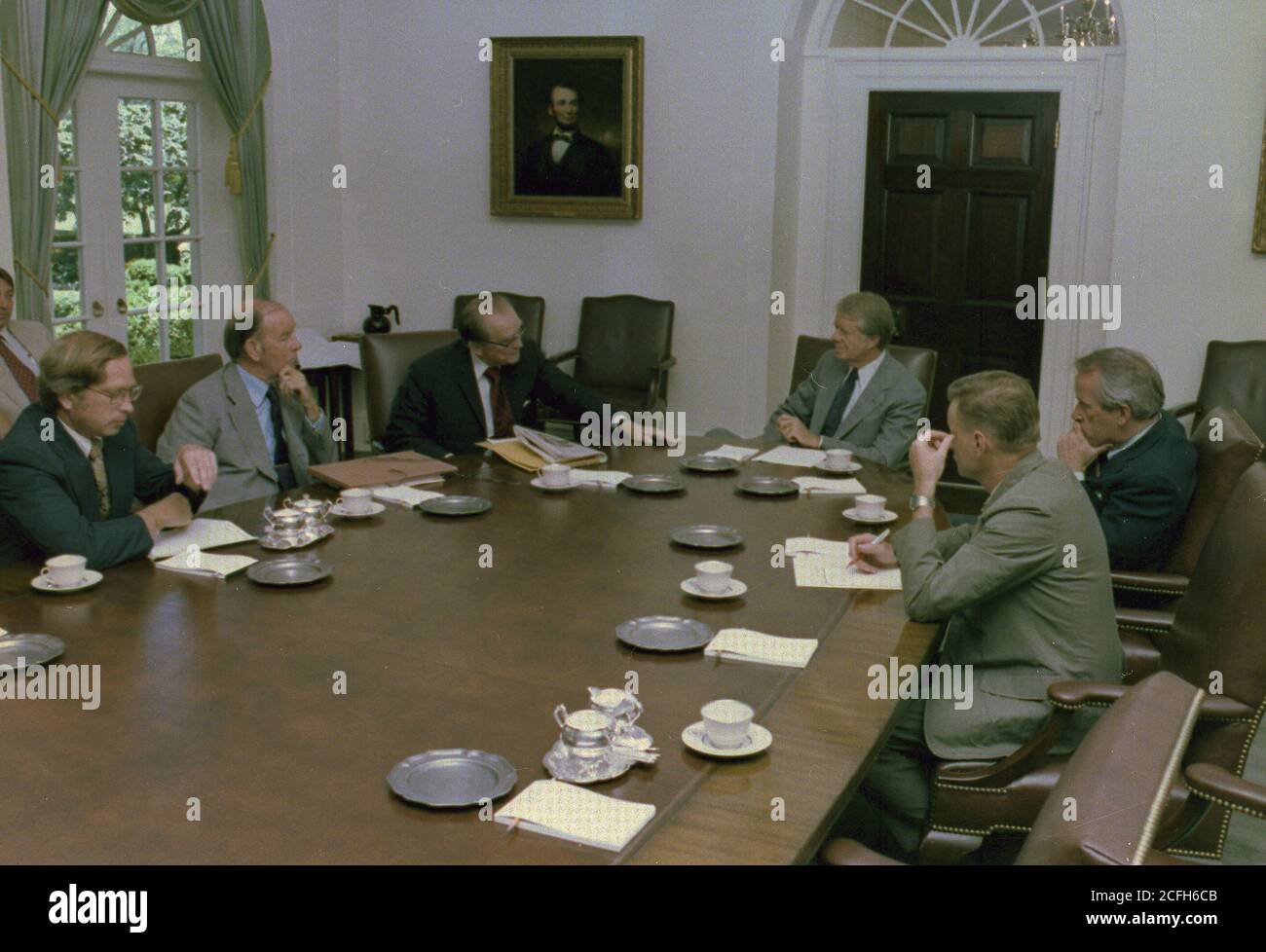 "Jimmy carter e Zbigniew Brzezinski incontrano i senatori Sam Nunn, Thomas McIntyre, John Stennis e Henry Jackson. CA. 07/12/1978' Foto Stock