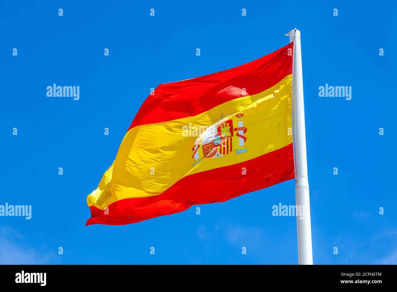 La bandiera della Spagna, come definita nella Costituzione spagnola del 1978, è composta da tre strisce orizzontali: Rossa, gialla e rossa, la striscia gialla Foto Stock