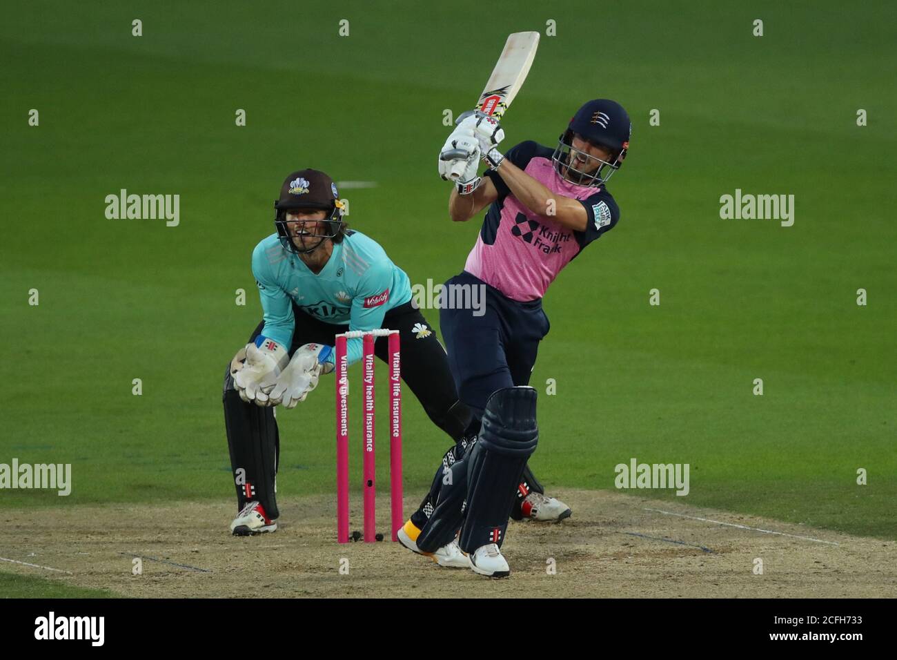 Londra, Stati Uniti. 05 settembre 2020. LONDRA, INGHILTERRA. SETTEMBRE 05 2020: John Simpson di Middlesex gioca un colpo mentre il wicketkeeper ben Foakes di Surrey guarda sopra durante la partita di Vitality Blast T20 tra Surrey e Middlesex, al Kia Oval, Kennington, Londra, Inghilterra. Il 5 settembre 2020. (Foto di Mitchell GunnESPA/Cal Sport Media/Sipa USA-Images)(immagine di credito: &copy; ESPA/Cal Sport Media/Sipa USA Photo Agency/CSM/Sipa USA) Credit: Sipa USA/Alamy Live News Foto Stock