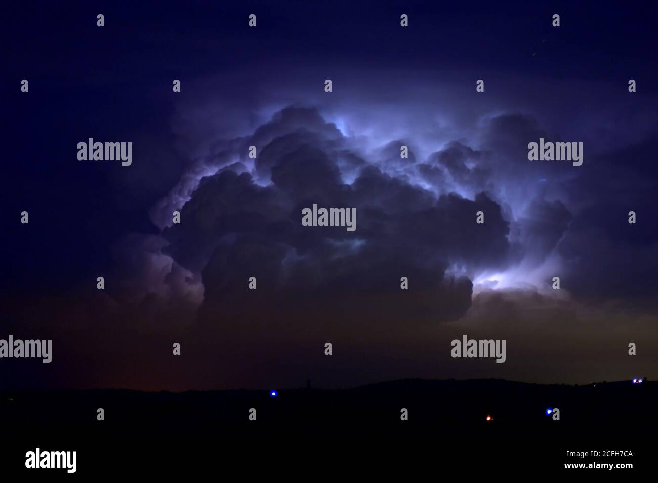 temporale, oscurità, nubi oscure che si muovono attraverso il cielo, velocità dell'otturatore lenta. Foto Stock