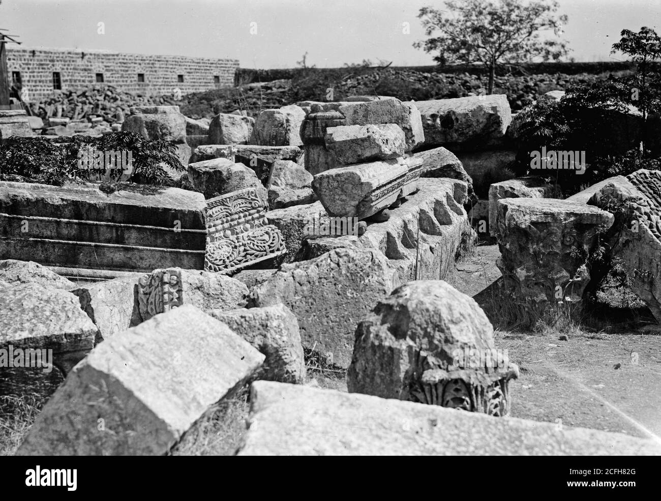 Didascalia originale: Vista del nord. Notevoli resti della sinagoga di Cafarnao. Grandi blocchi di pietra con incisioni per travi di tetto - posizione: Israele--Capernaum (città) ca. 1900 Foto Stock
