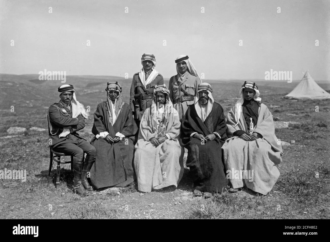 Didascalia originale: Seconda visita di Sir Herbert Samuel a Transjordan ecc. Emir Abdullah ed Emir Shakir. - Ubicazione: Giordania ca. 1921 Foto Stock