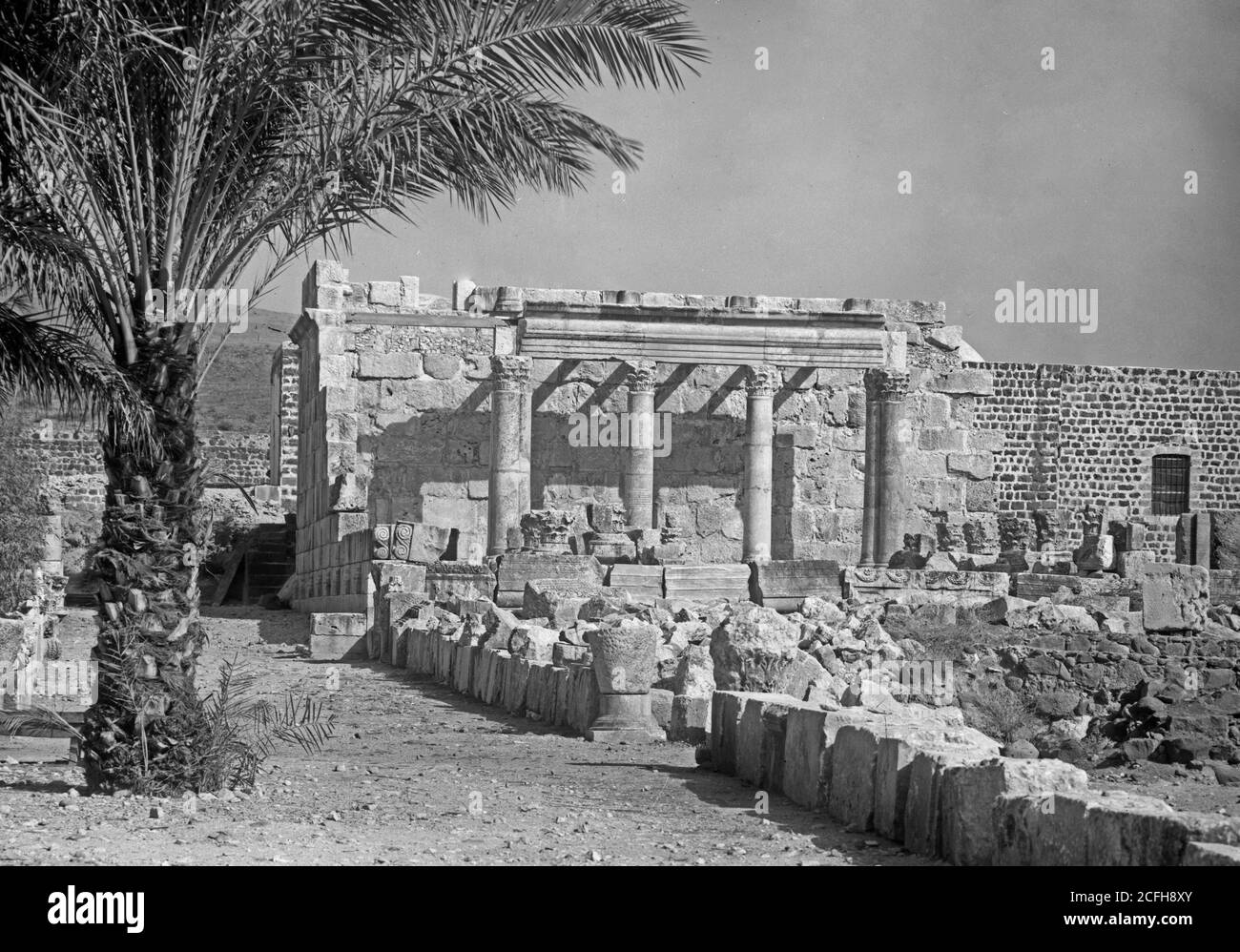 Didascalia originale: Vista del nord. Capernaum. Dire a Hum. La sinagoga restaurata - Località: Israele--Capernaum (città) ca. 1920 Foto Stock