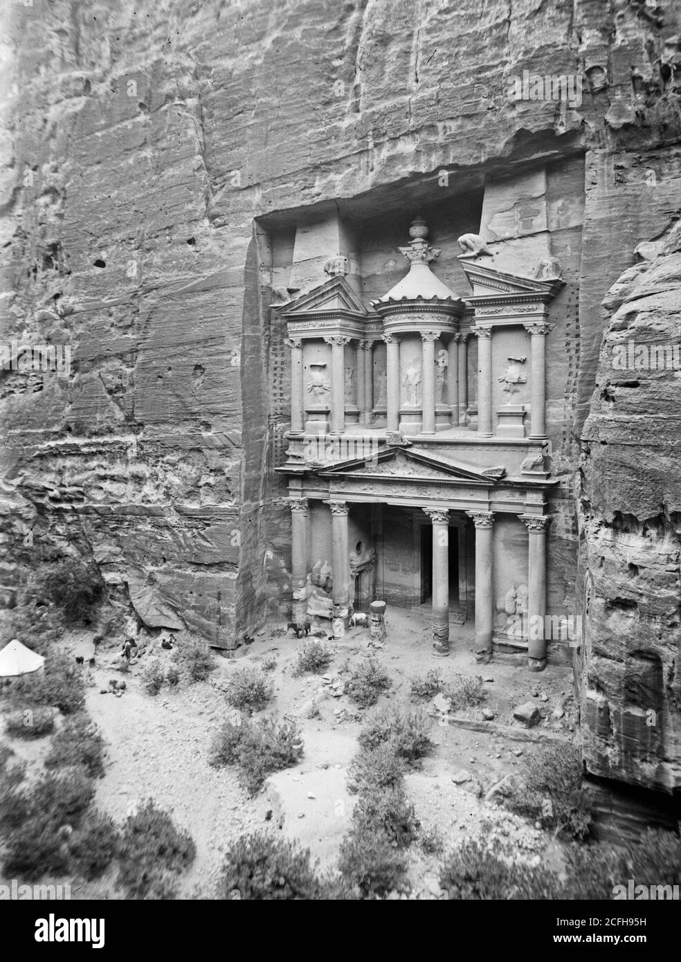 Titolo originale: Petra el-Kazne [cioè el-Khazne] - Ubicazione: Petra Jordan ca. 1898-1946 Foto Stock