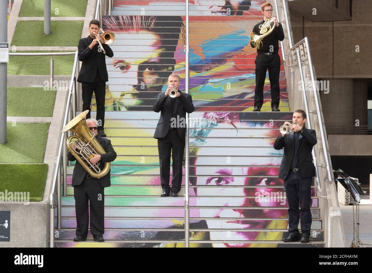 Londra, Gran Bretagna. 5 Settembre 2020. I membri della Royal Philharmonic Orchestra (RPO) si esibiscono in Piazza di Spagna presso il Wembley Park di Londra, in Gran Bretagna, il 5 settembre 2020. I musicisti dell'RPO di sabato hanno sorpreso i membri del pubblico con la prima performance dal vivo dell'RPO dall'inizio del blocco a marzo, suonando a distanza libera per consentire l'allontanamento sociale. Credit: Ray Tang/Xinhua/Alamy Live News Foto Stock