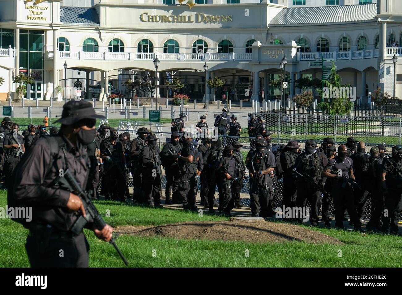 Louisville, Kentucky, Stati Uniti. 5 Settembre 2020. La milita pesantemente armata ha chiamato lo stand NFAC di fronte al circuito di Churchill Downs che supera gli ufficiali della polizia. Più gruppi opposti e manifestanti sono stati arenati per convergere a Louisville, KY il sabato. Credit: Young G. Kim/Alamy Live News Foto Stock