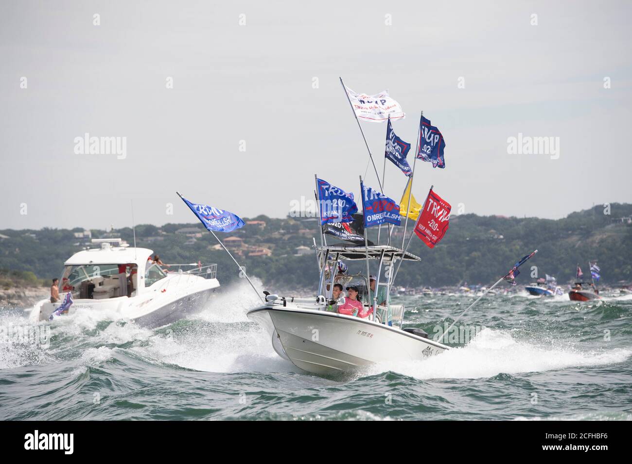 Lakeway, Texas, Stati Uniti. 5 Settembre 2020. Barche battenti bandiere in onore del presidente Donald Trump Crowd Lake Travis durante una sfilata di barche Sabato che ha attratto centinaia di imbarcazioni di tutte le dimensioni. Diverse barche sono sgomeggiate negli enormi wake di centinaia di barche. Credit: Bob Daemmrich/ZUMA Wire/Alamy Live News Foto Stock