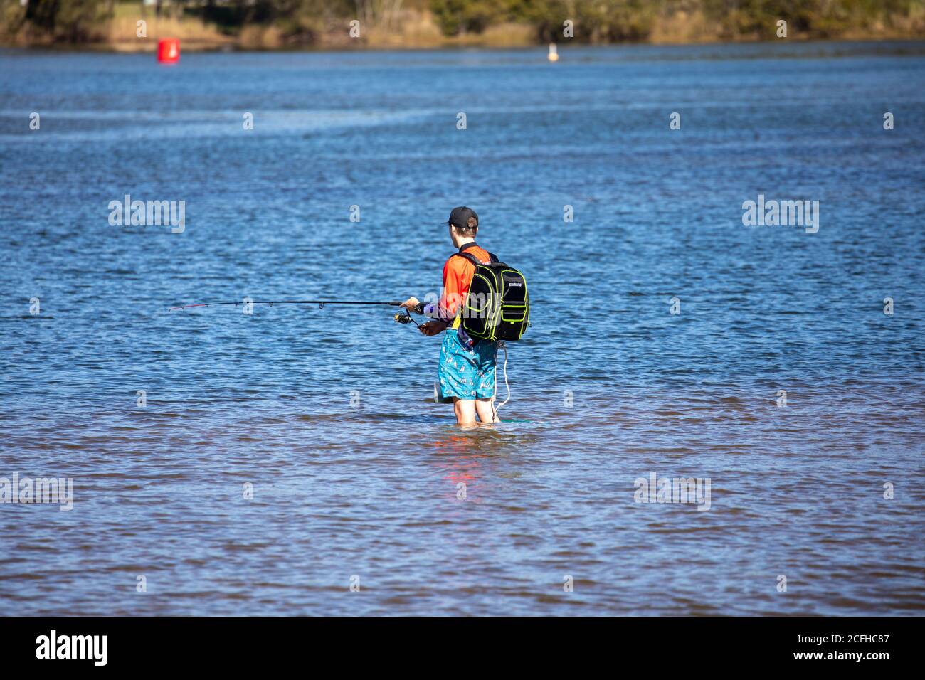 La pesca dell'uomo si trovava in un lago d'acqua salata di Sydney, Narrabeen, Australia Foto Stock