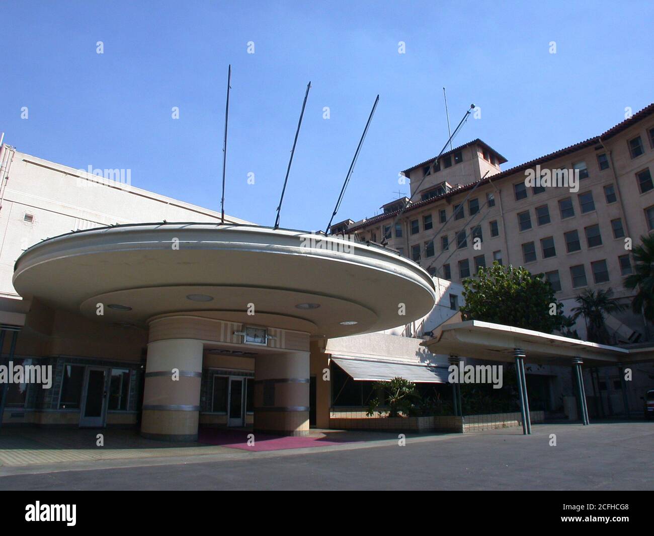 Los Angeles, California, USA - Settembre 2002: Veduta d'archivio dello storico ingresso dell'Ambassador Hotel vicino a Wilshire Blvd. L'edificio fu demolito nel 2005. Foto Stock