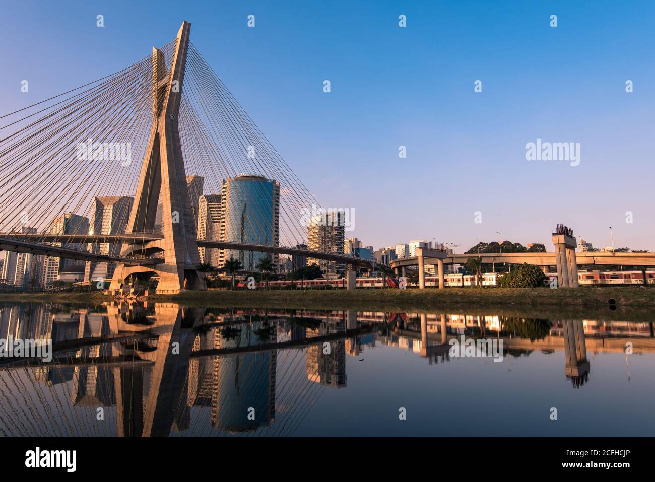 Il Ponte Octavio Frias de Oliveira di San Paolo è il Punto di riferimento della città Foto Stock