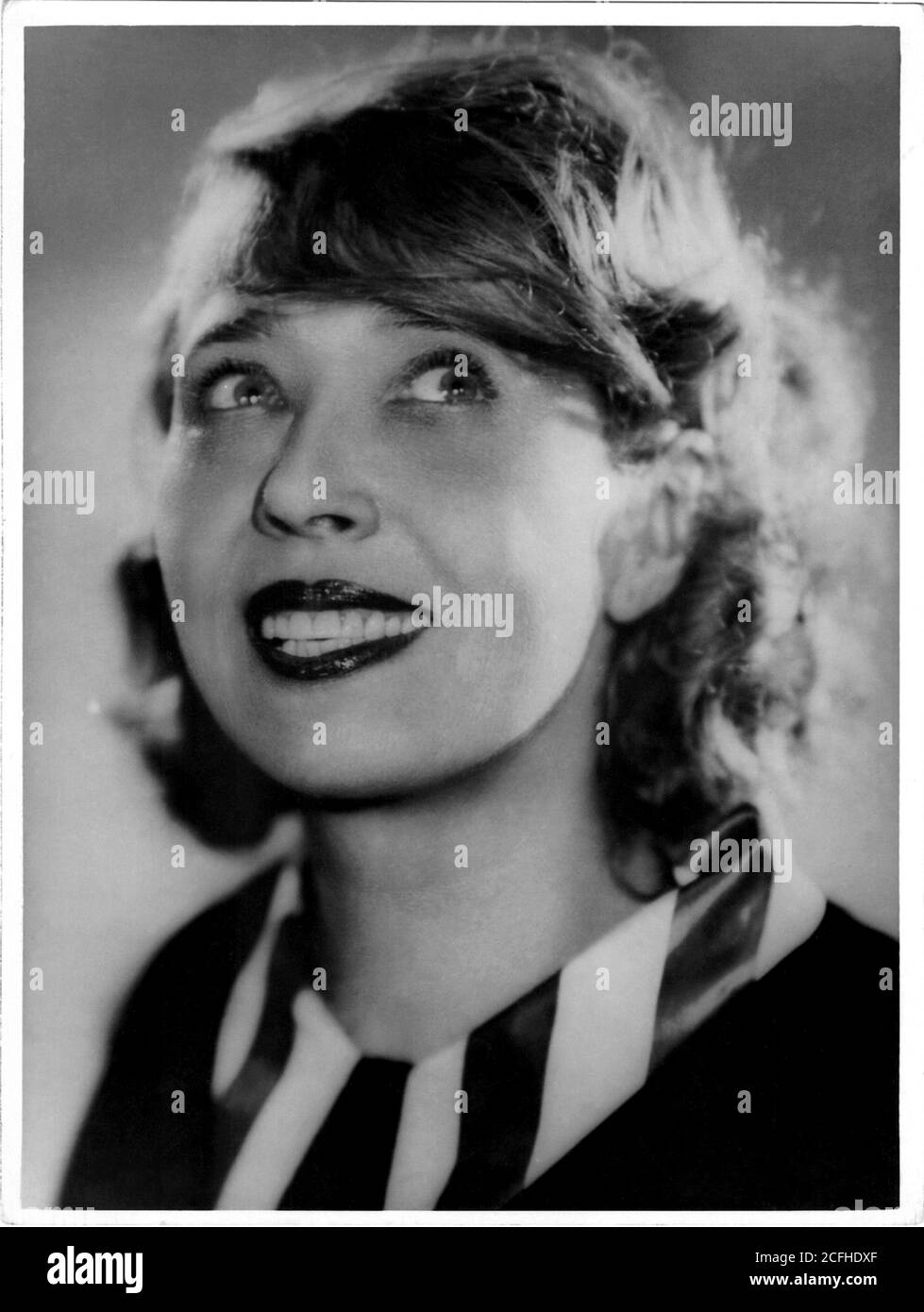 1930 ca, PARIGI, FRANCIA: La celebre cantante e ballerina parigina della  Belle Epoque MISTINGUETT (nata Jeanne-Marie Bourgeois 1875-1956), ballerina  di PARIGI-MISS. Foto di un fotografo sconosciuto. - CABARET - VAUDEVILLE -  BALLERINA -