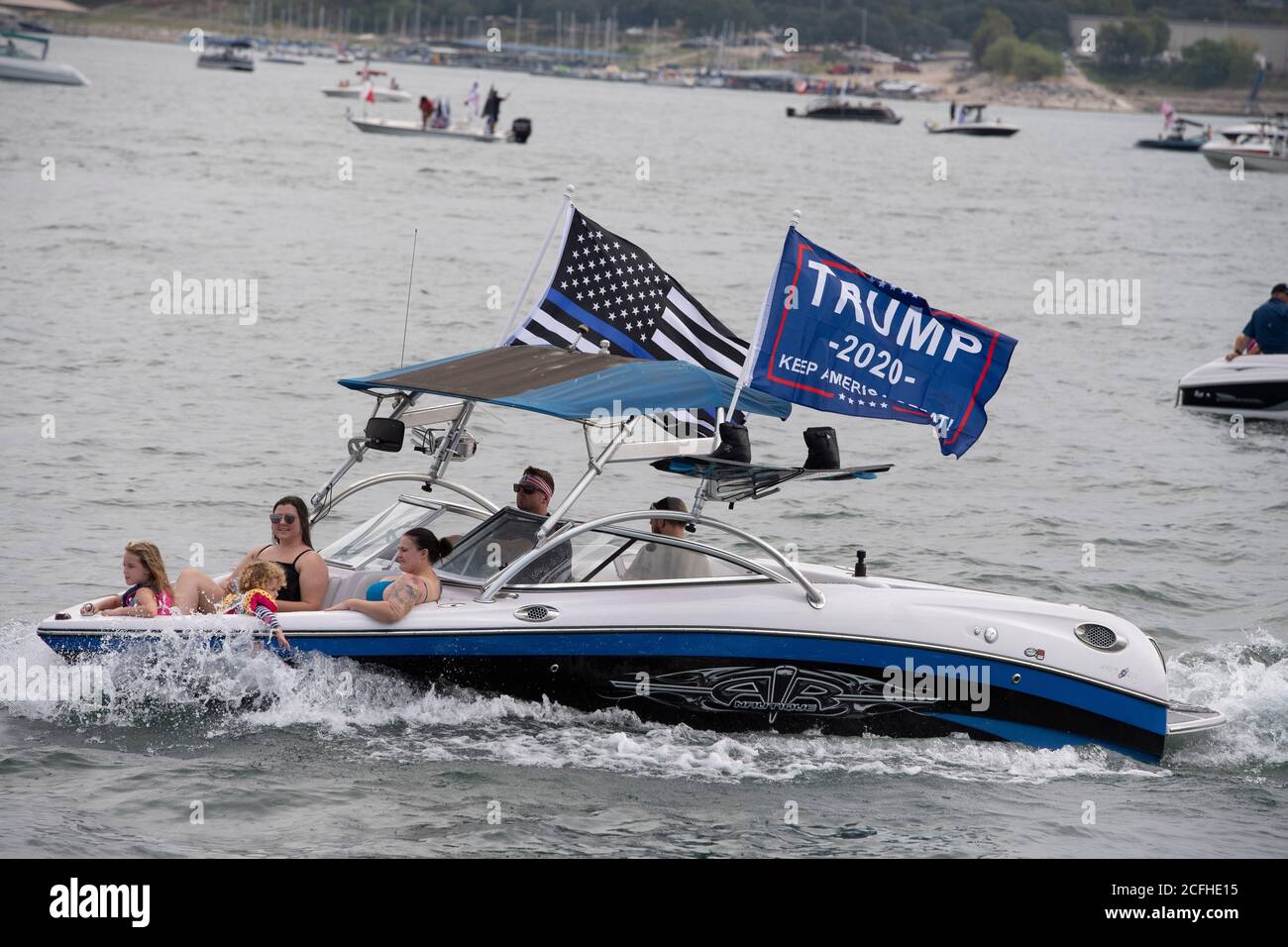 Lakeway, Texas USA 5 settembre 2020: Una sfilata di barche per mostrare il supporto per gli Stati Uniti Pres. Donald Trump ha attratto centinaia di imbarcazioni di tutte le dimensioni, la maggior parte di loro battenti diverse bandiere Trump. Molte barche sono state sommerse dalle enormi onde che sono state cacciate dai wake della flottiglia, ma non sono state segnalate ferite. Credit: ©Bob Daemmrich/Alamy Live News Foto Stock