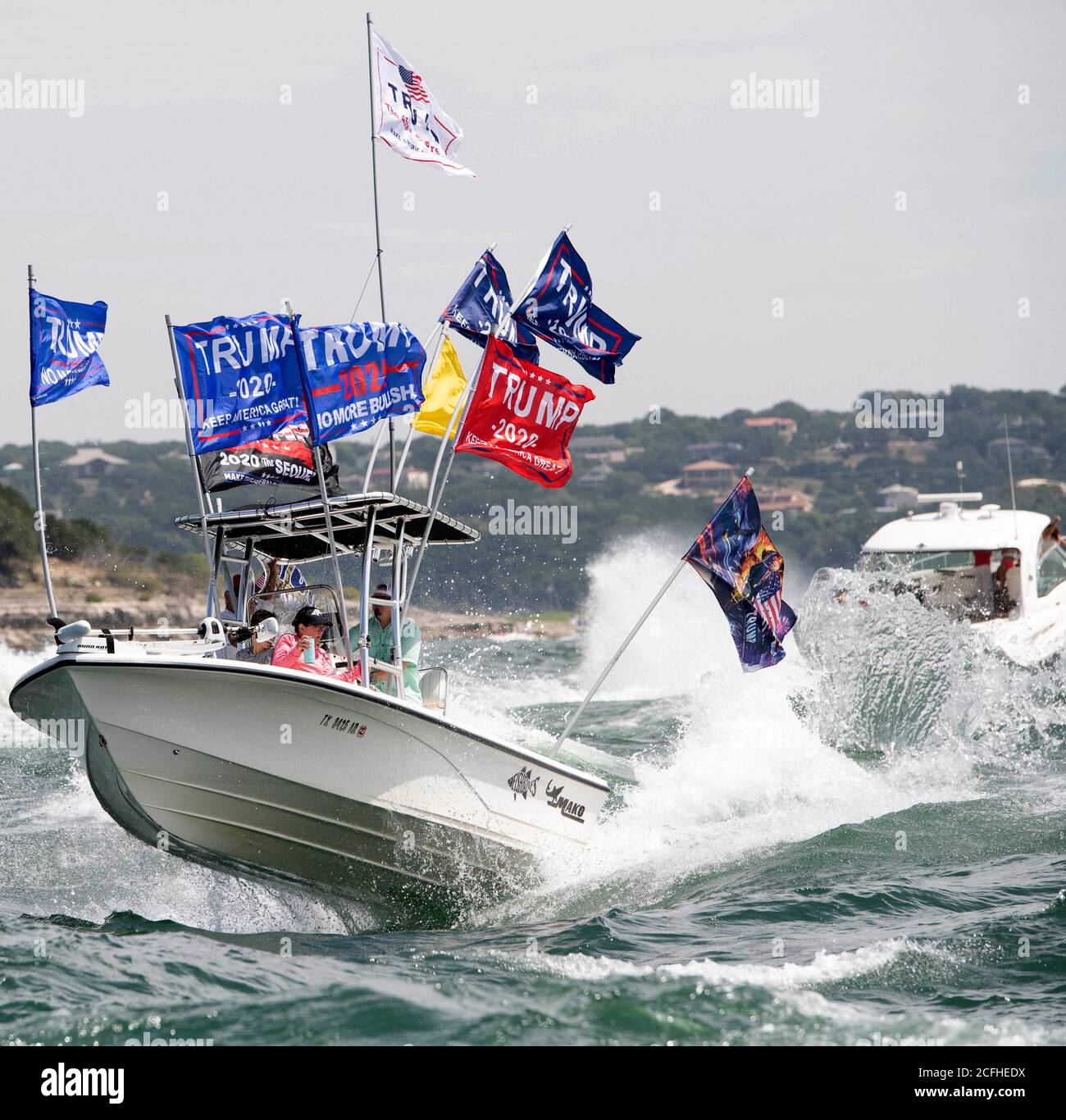 Lakeway, Texas, Stati Uniti. 5 Settembre 2020. Barche battenti bandiere in onore del candidato repubblicano per il presidente Trump Crowd Lake Travis durante una sfilata di barche Sabato che ha attratto centinaia di imbarcazioni di tutte le dimensioni. Diverse barche sono sgomeggiate negli enormi wake di centinaia di barche. Credit: Bob Daemmrich/ZUMA Wire/Alamy Live News Foto Stock