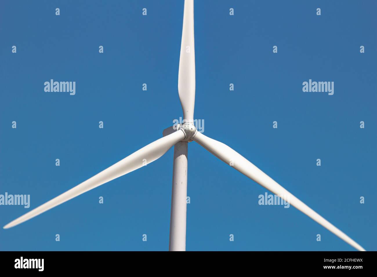 Primo piano, vista frontale di un generatore di energia elettrica a turbina eolica, fonte di energia rinnovabile. Foto Stock