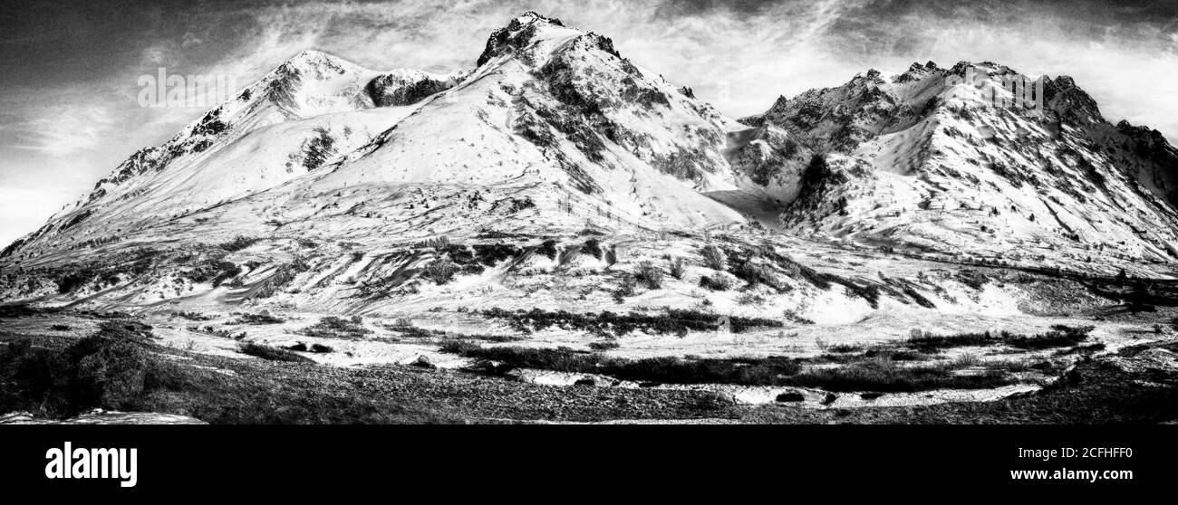 Paesaggio naturale selvaggio, alte montagne coperte di neve Foto Stock