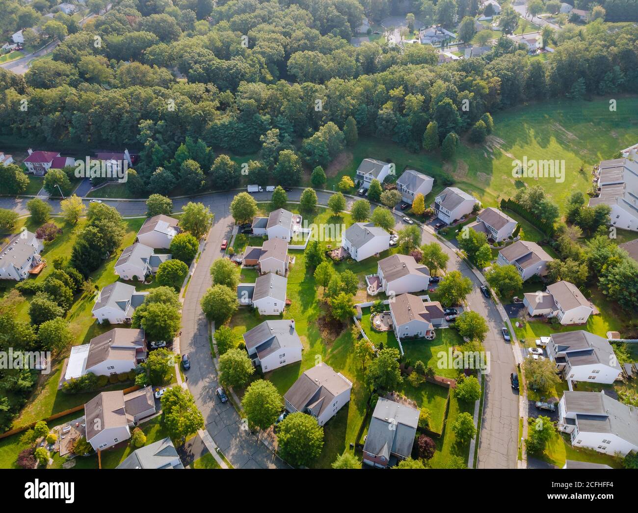 Ampio panorama, vista aerea con edifici alti, nei bellissimi quartieri residenziali e strade verdi Cleveland Ohio US Foto Stock