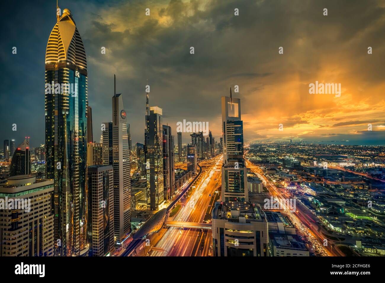 Una vista dello skyline della città al crepuscolo e dal quartiere finanziario del centro cittadino di Dubai, UAE, Medio Oriente. Foto Stock