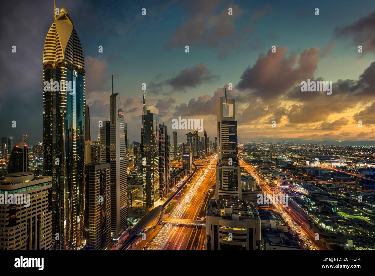 Una vista dello skyline della città al crepuscolo e dal quartiere finanziario del centro cittadino di Dubai, UAE, Medio Oriente. Foto Stock