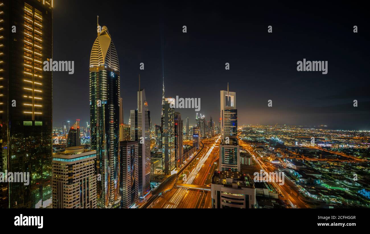 Una vista dello skyline della città al crepuscolo e dal quartiere finanziario del centro cittadino di Dubai, UAE, Medio Oriente. Foto Stock