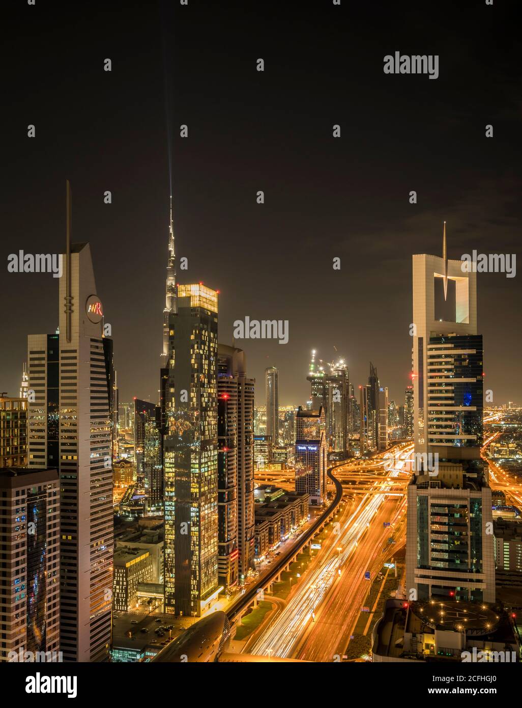 Una vista dello skyline della città al crepuscolo e dal quartiere finanziario del centro cittadino di Dubai, UAE, Medio Oriente. Foto Stock