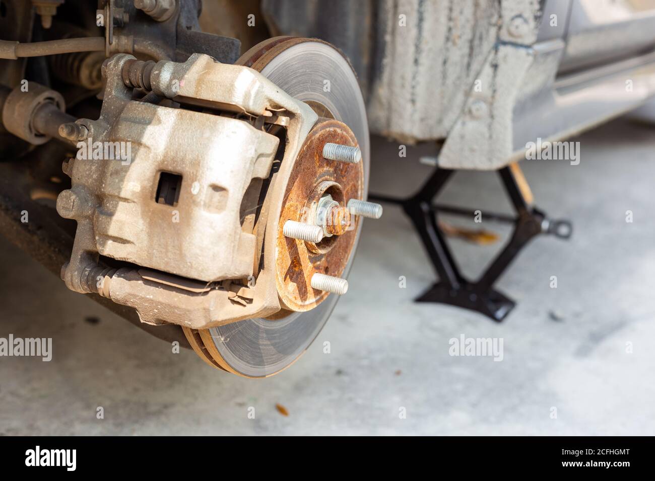 freno a disco della vettura durante la riparazione degli pneumatici. Freno a disco della vettura durante la manutenzione presso il garage di servizio auto. Foto Stock