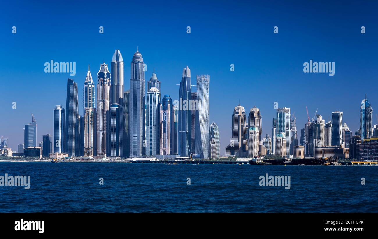 Una vista offshore della marina dal Golfo Persico a Dubai, UAE, Medio Oriente. Foto Stock