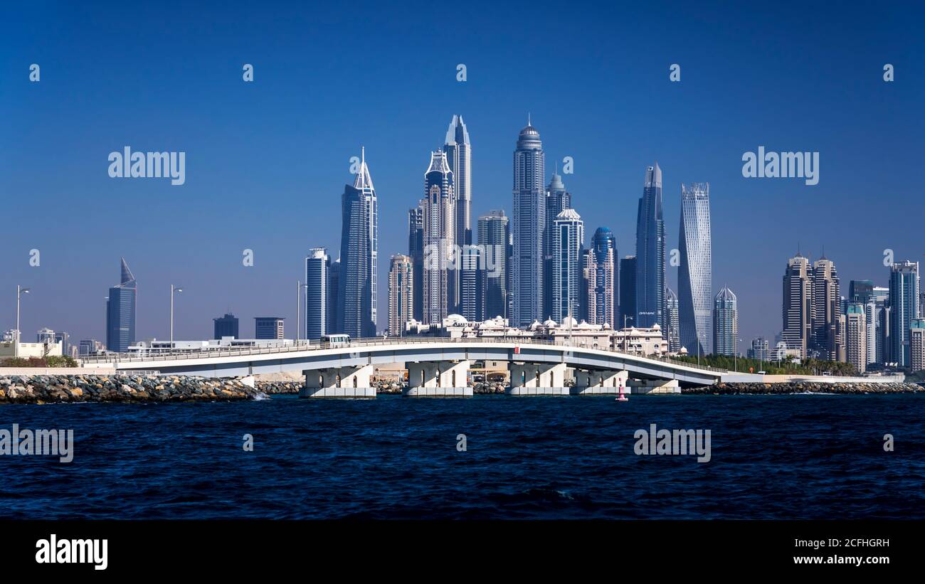 Una vista offshore della marina dal Golfo Persico a Dubai, UAE, Medio Oriente. Foto Stock