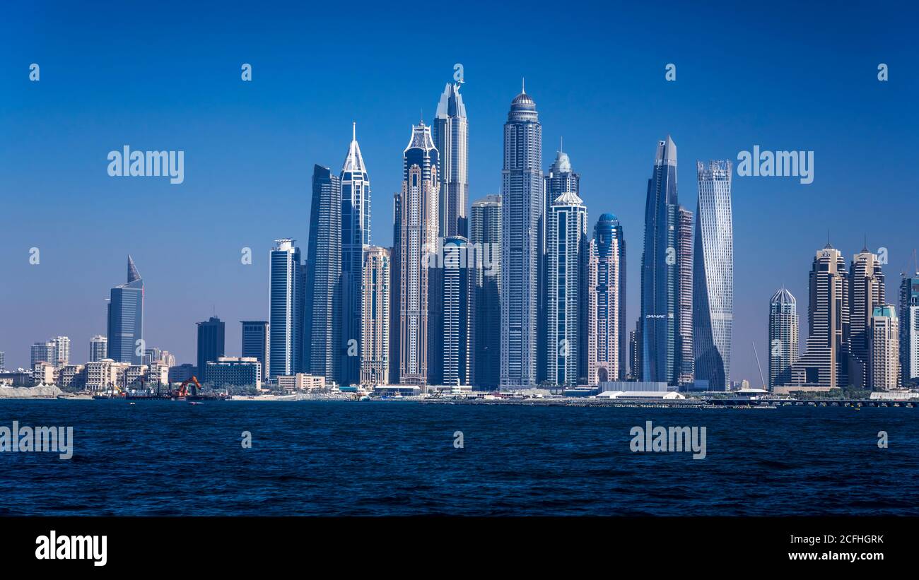 Una vista offshore della marina dal Golfo Persico a Dubai, UAE, Medio Oriente. Foto Stock