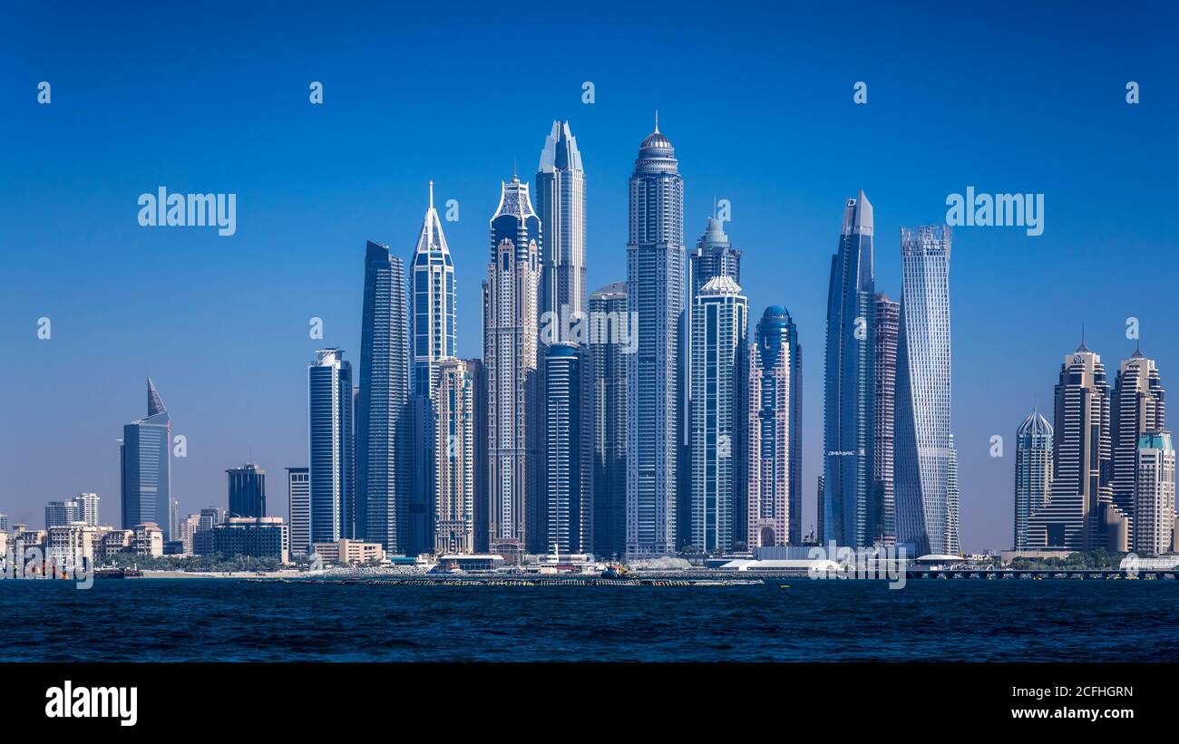 Una vista offshore della marina dal Golfo Persico a Dubai, UAE, Medio Oriente. Foto Stock