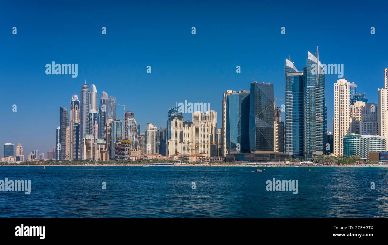 Una vista offshore della marina dal Golfo Persico a Dubai, UAE, Medio Oriente. Foto Stock