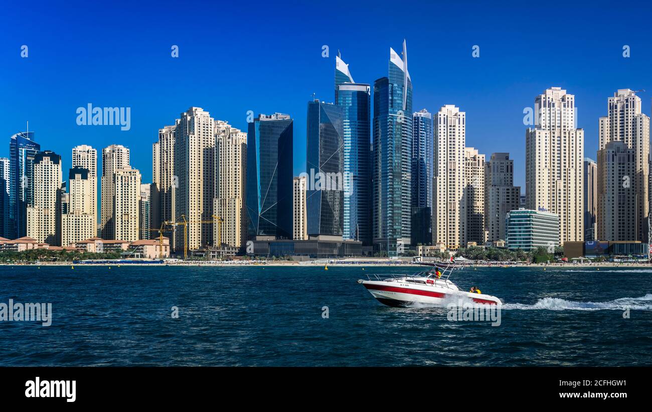 Una vista offshore della marina dal Golfo Persico a Dubai, UAE, Medio Oriente. Foto Stock