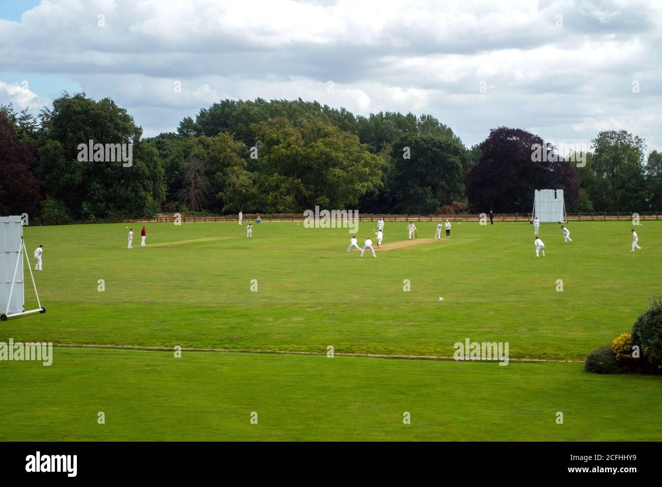 Wiseton Cricket Club, giocando nel loro campo da cricket villaggio in estate Foto Stock