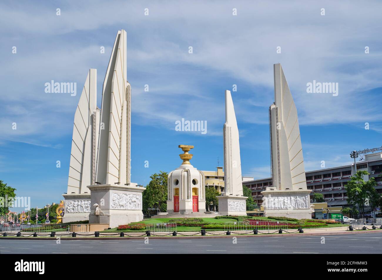Il Monumento della democrazia nel mezzo di Ratchadamnoen Klang (viale) a Bangkok, Thailandia Foto Stock