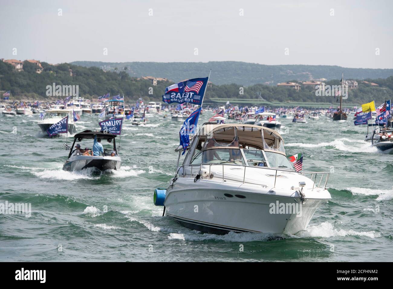 Lakeway, Texas, Stati Uniti. 5 Settembre 2020. Barche battenti bandiere in onore del candidato repubblicano per il presidente Trump Crowd Lake Travis durante una sfilata di barche Sabato che ha attratto centinaia di imbarcazioni di tutte le dimensioni. Diverse barche sono sgomeggiate negli enormi wake di centinaia di barche. Credit: Bob Daemmrich/ZUMA Wire/Alamy Live News Foto Stock