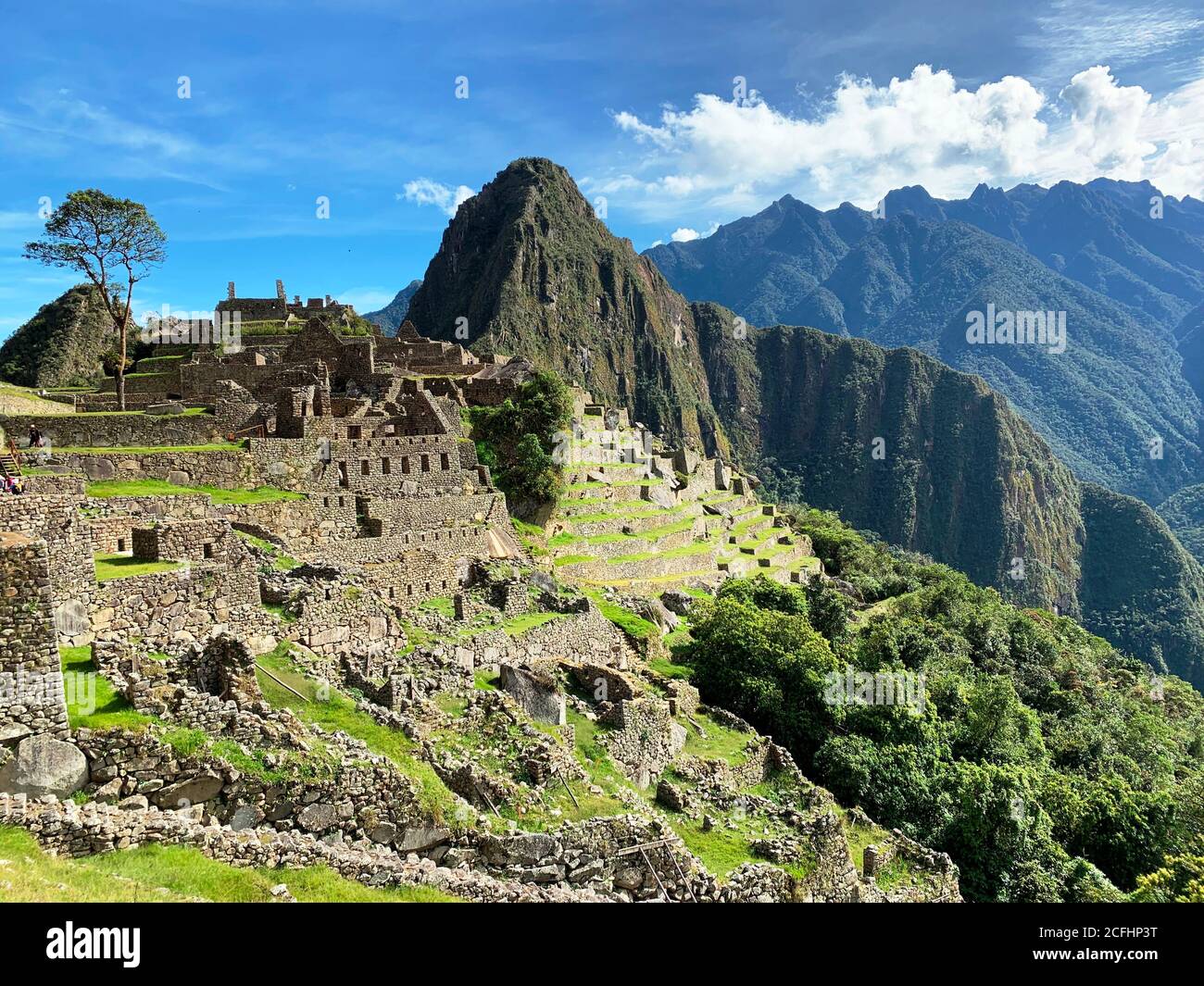 Machu Picchu è città della civiltà Inca, che si trova in Ande nel territorio del Perù, sopra la valle di Urubamba. Monte Huayna Picchu. Grande punto di riferimento. Foto Stock