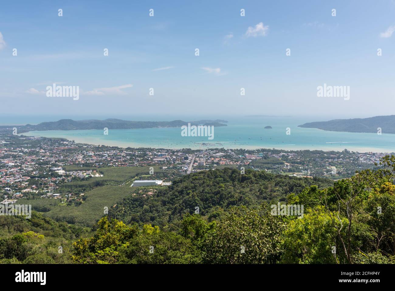 Vista delle isole tailandesi e del mare dal punto di osservazione del Grande Buddha di Phuket, Thailandia Foto Stock