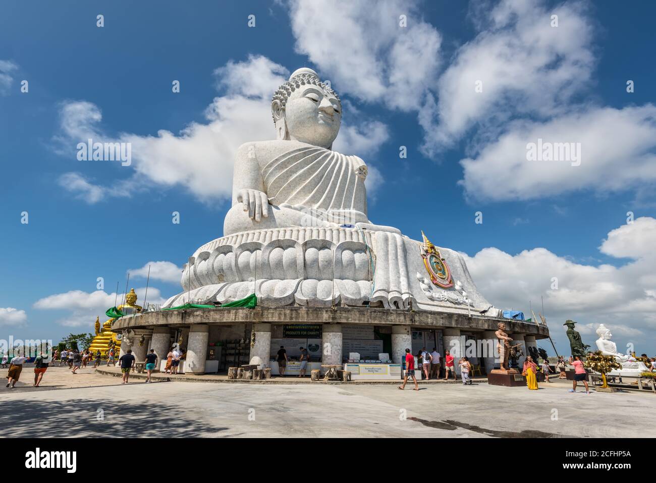 Phuket, Thailandia - 29 novembre 2019: Molti turisti e viaggiatori visitano il famoso Grande Buddha di 45 metri di altezza a Phuket. Phuket è una grande isola e un po Foto Stock