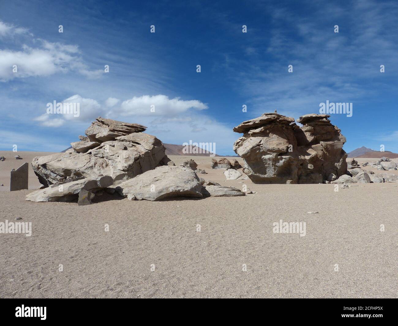 Formazione rocciosa surreale nel deserto Salar de Uyuni Bolivia. Foto Stock