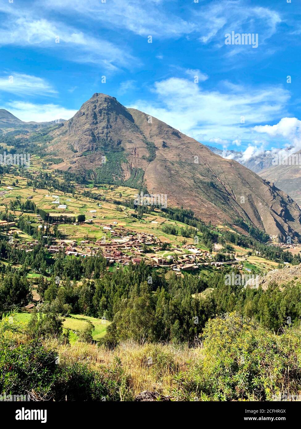 Valle Sacra degli Incas. Panoramiche Ande montagne. Valle Urubamba è il luogo di nascita della civiltà Inca. Verde estate natura in Perù. Terra rurale pacifica Foto Stock