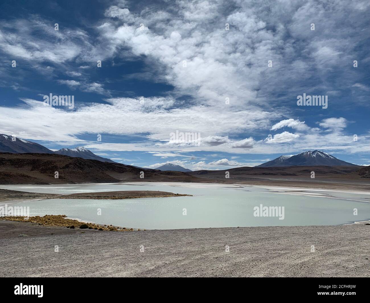 milky laguna Blanca situato nel mezzo del deserto più alto del mondo e hanno le montagne Ande e Vulcano Licancabur come sfondo. Paesaggio della Laguna bianca Foto Stock