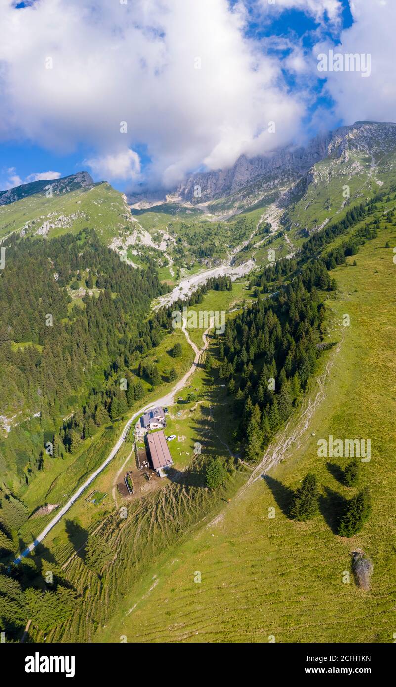 Veduta aerea della Presolana e del rifugio Cassinelli. Rusio, Castione della Presolana, Val Seriana, Bergamo, Lombardia, Italia. Foto Stock