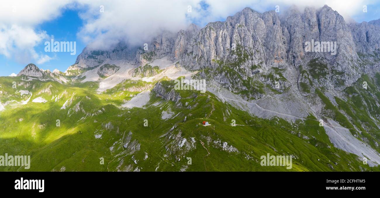 Veduta aerea del bivacco Presolana e Città di Clusone. Castione della Presolana, Val Seriana, Bergamo, Lombardia, Italia. Foto Stock