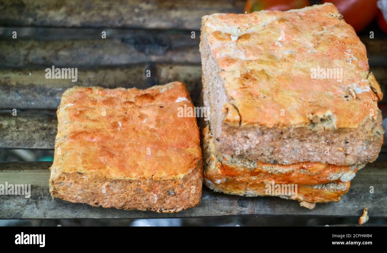 Oncom rossa. Oncom è uno dei cibi tradizionali di base della cucina giavanese occidentale (Sundanese) dell'Indonesia. Foto Stock