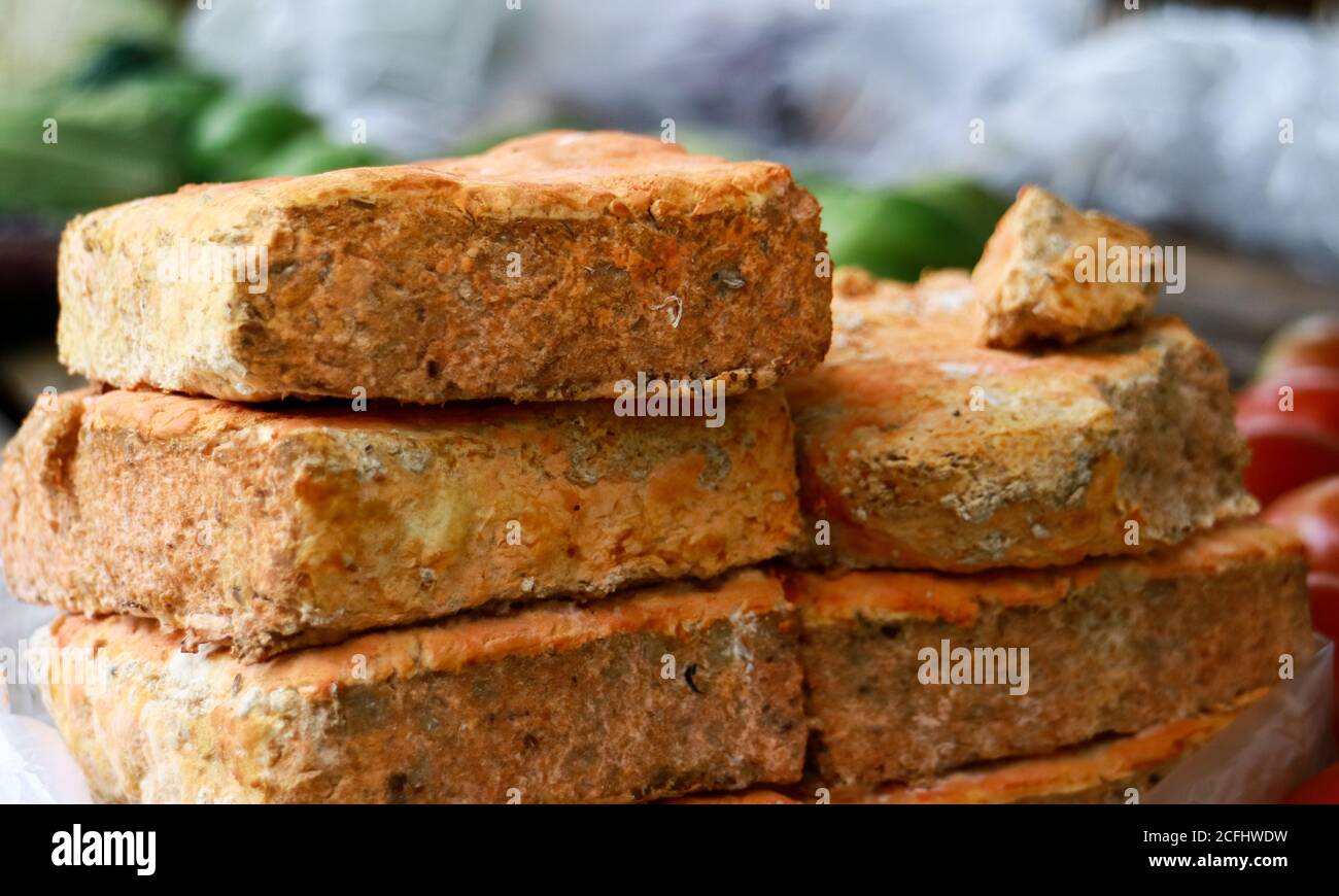 Oncom rossa. Oncom è uno dei cibi tradizionali di base della cucina giavanese occidentale (Sundanese) dell'Indonesia. Foto Stock