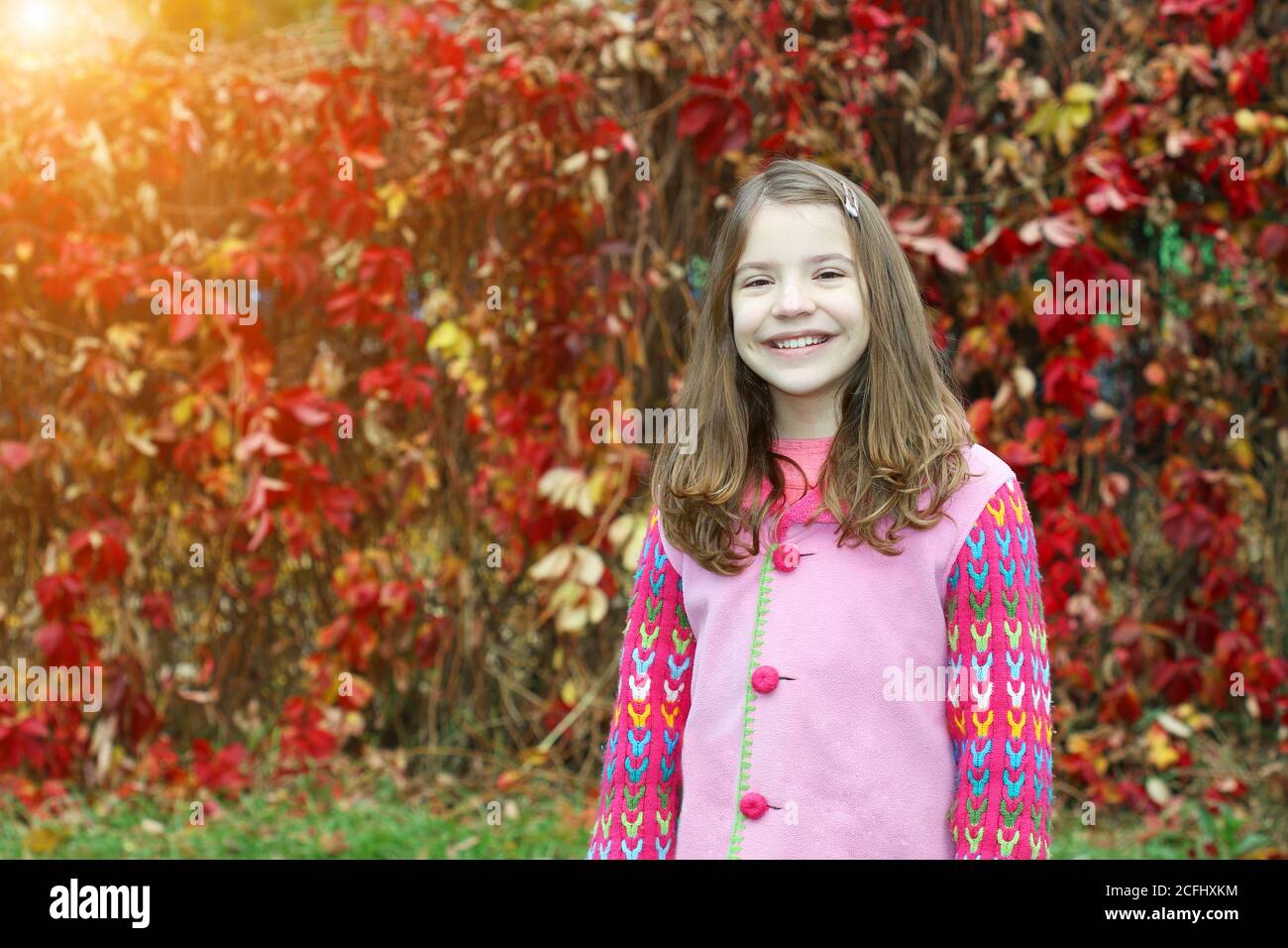 felice ritratto di bambina nel parco stagione autunnale Foto Stock